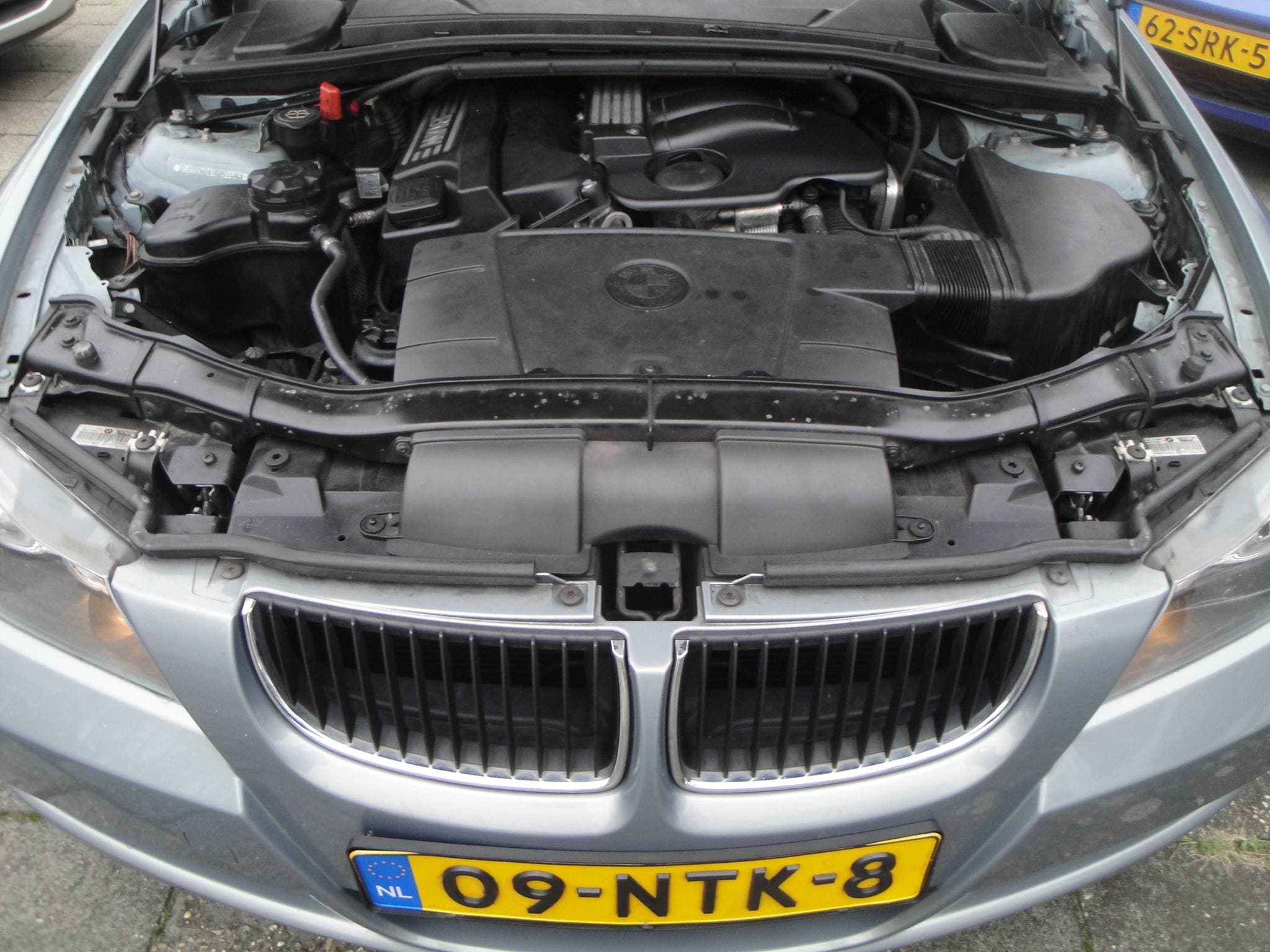 BMW 320i 2.0i 6-Sp. 4-Drs. Sedan (Zéér netjes, niet in gerookt) met o.a. Airco, Audio, LM-velgen, etc. & nw. APK. - Thumbnail 5