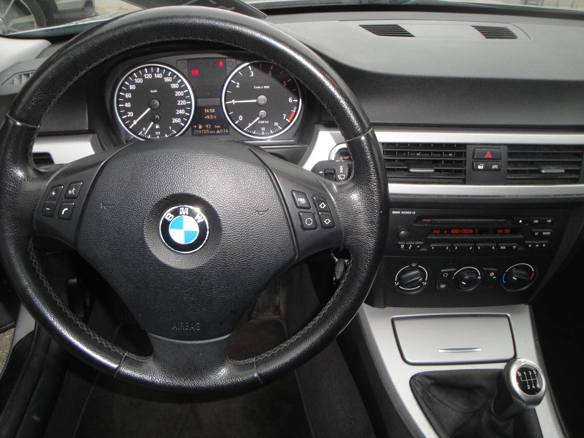 BMW 320i 2.0i 6-Sp. 4-Drs. Sedan (Zéér netjes, niet in gerookt) met o.a. Airco, Audio, LM-velgen, etc. & nw. APK. - Thumbnail 12