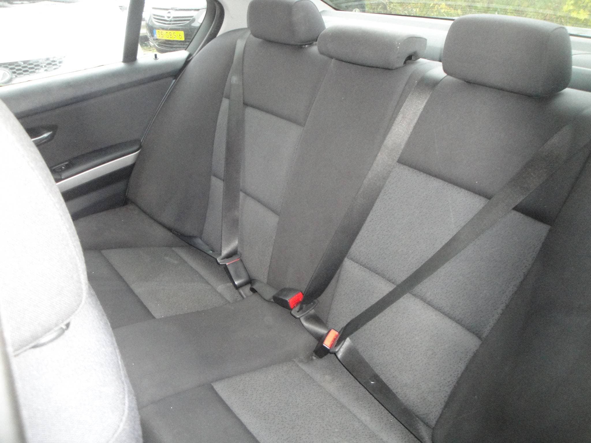 BMW 320i 2.0i 6-Sp. 4-Drs. Sedan (Zéér netjes, niet in gerookt) met o.a. Airco, Audio, LM-velgen, etc. & nw. APK. - Thumbnail 8