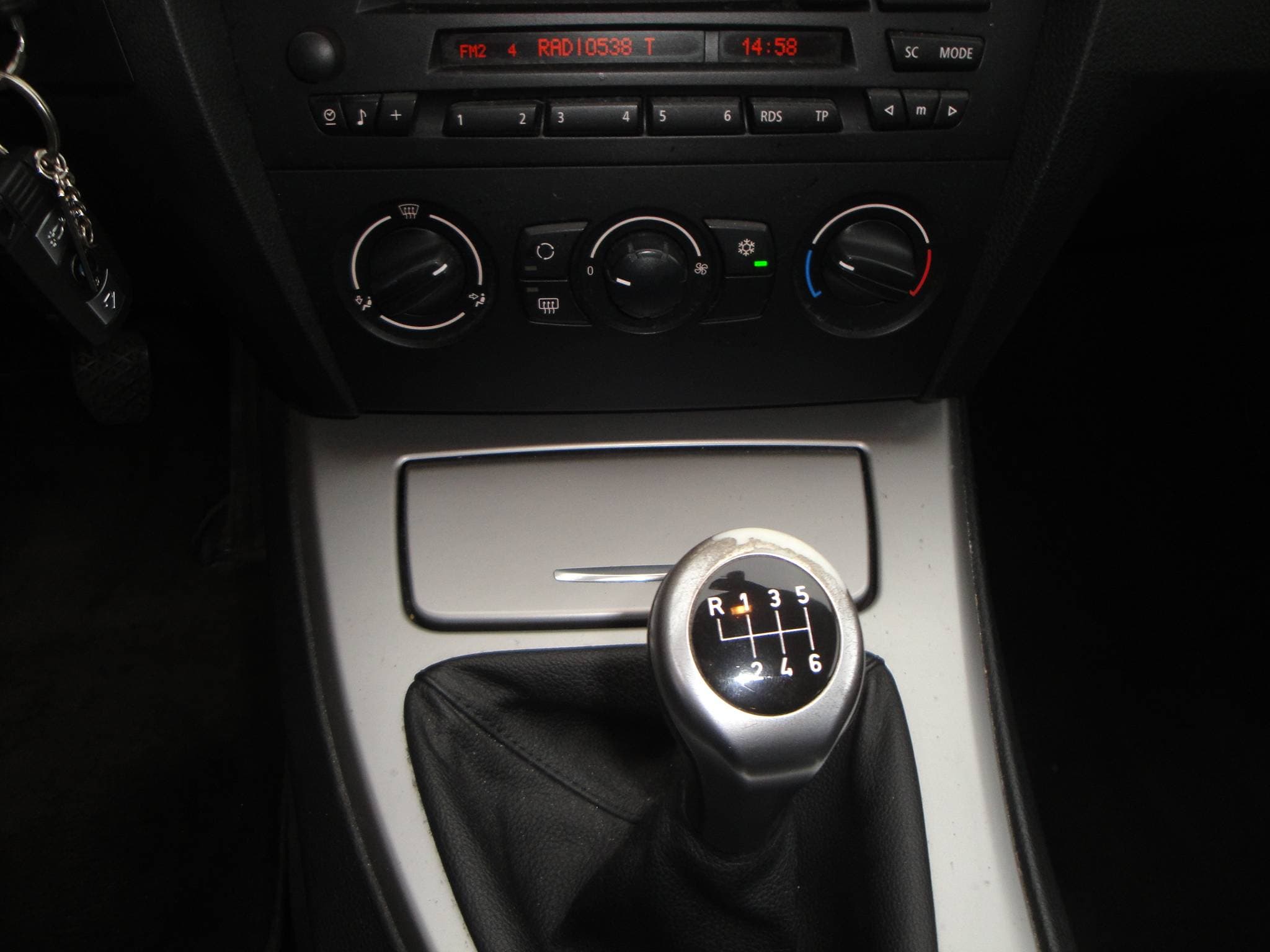 BMW 320i 2.0i 6-Sp. 4-Drs. Sedan (Zéér netjes, niet in gerookt) met o.a. Airco, Audio, LM-velgen, etc. & nw. APK. - Thumbnail 11