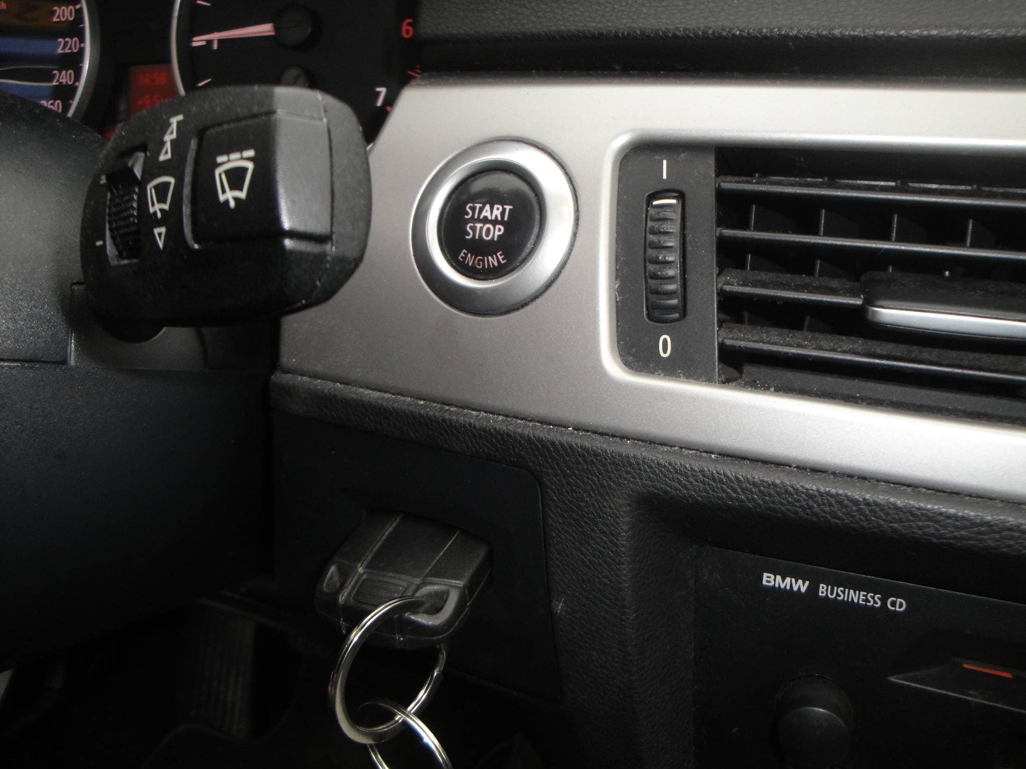 BMW 320i 2.0i 6-Sp. 4-Drs. Sedan (Zéér netjes, niet in gerookt) met o.a. Airco, Audio, LM-velgen, etc. & nw. APK. - Thumbnail 13