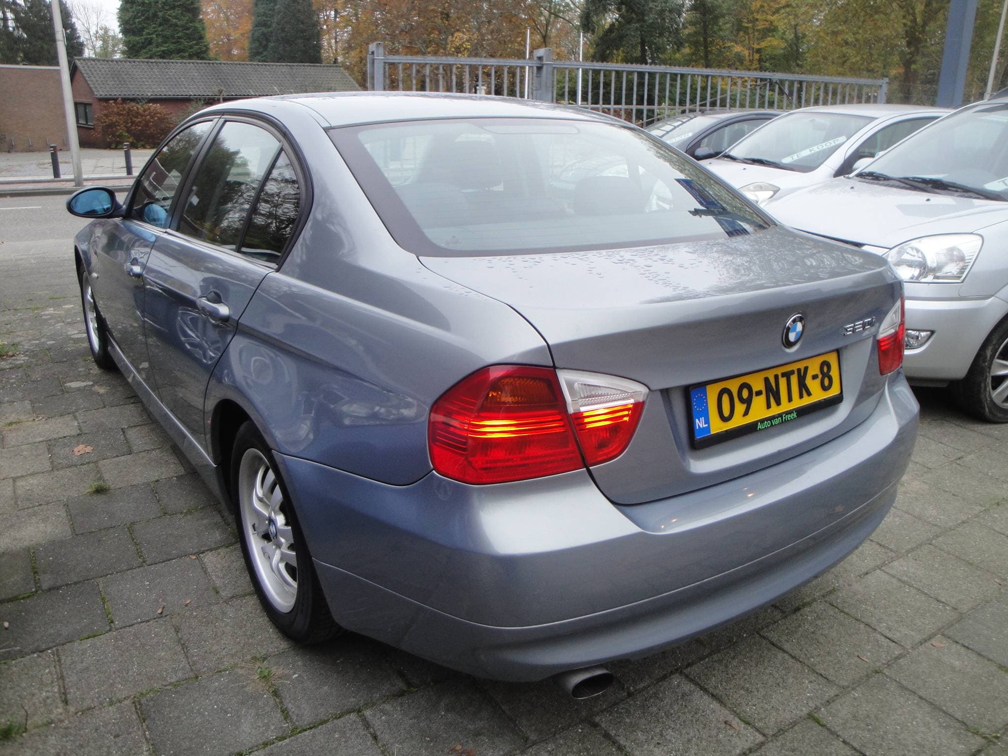 BMW 320i 2.0i 6-Sp. 4-Drs. Sedan (Zéér netjes, niet in gerookt) met o.a. Airco, Audio, LM-velgen, etc. & nw. APK. - Thumbnail 6