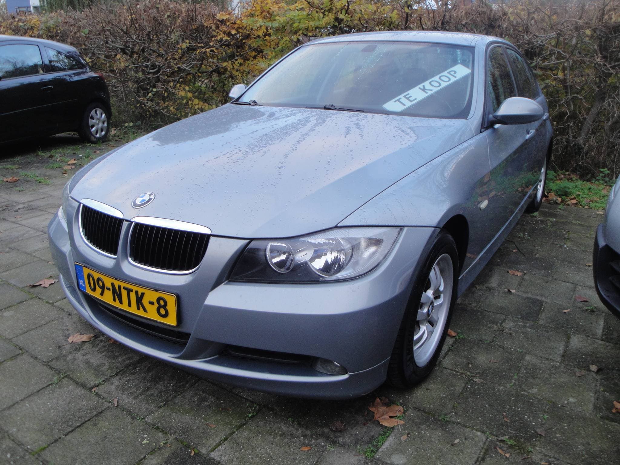 BMW 320i 2.0i 6-Sp. 4-Drs. Sedan (Zéér netjes, niet in gerookt) met o.a. Airco, Audio, LM-velgen, etc. & nw. APK.